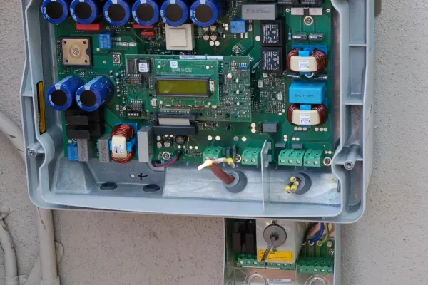 Solar Inverter Aging – Hidden Energy Losses, Night Consumption & Replacement Guide